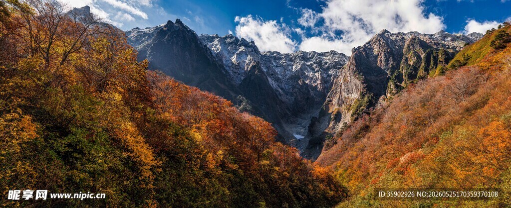 秋日山谷多彩壮丽风光