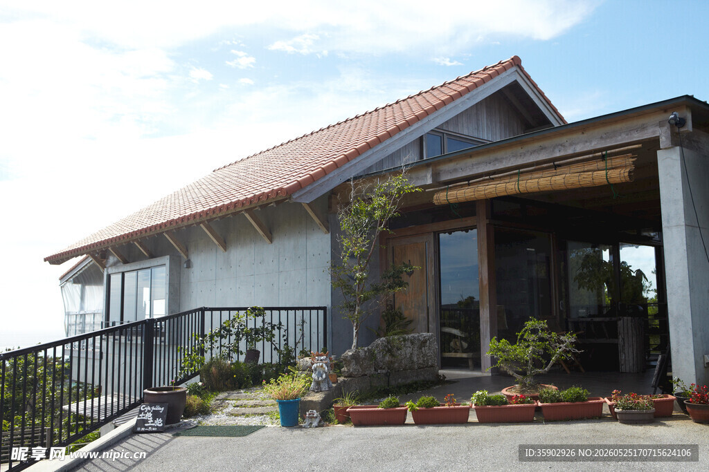 乡村小屋的温馨户外景致
