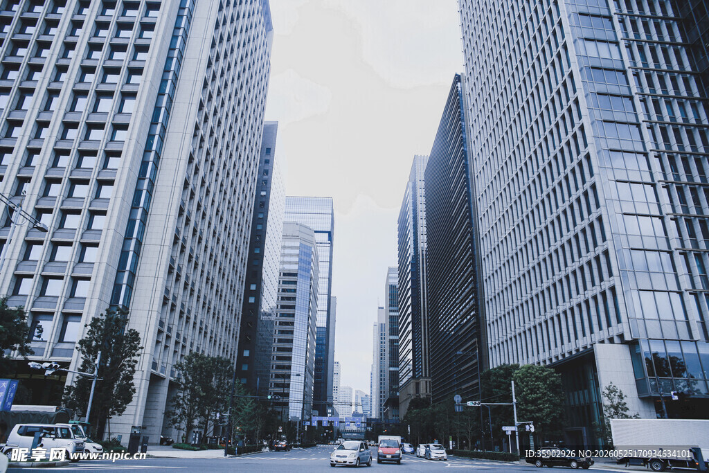 都市高楼林立的街道景象
