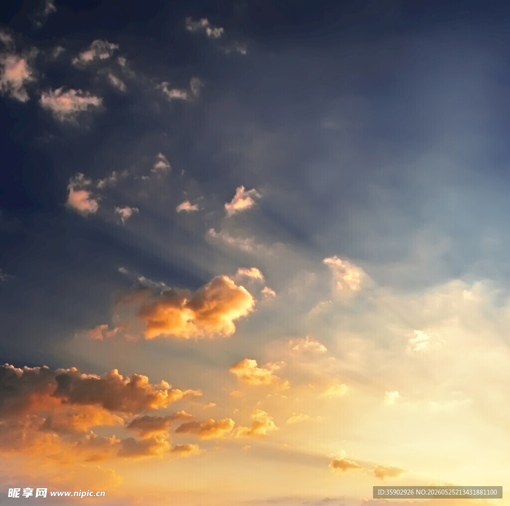 夕阳下的绚烂天空