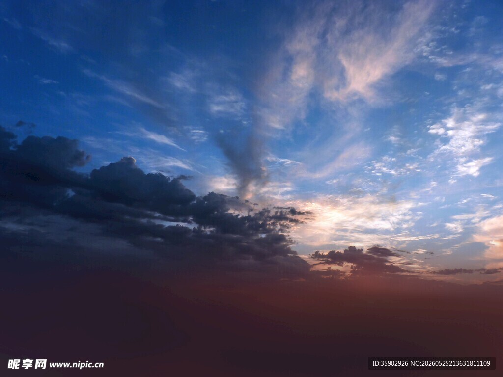 壮丽天空下的广袤大地