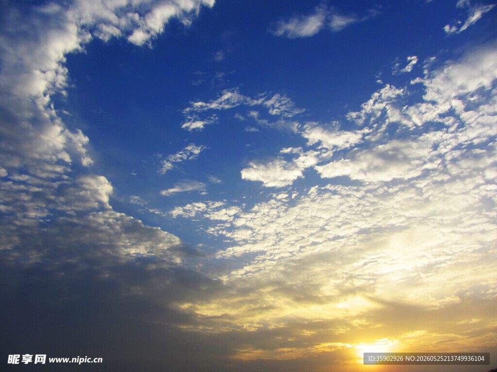 夕阳下的梦幻天空美景