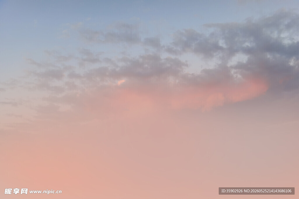 梦幻粉蓝渐变天空美景