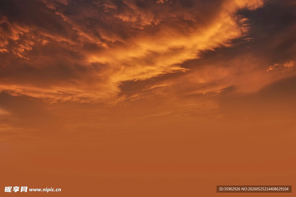 夕阳下的绚烂天空