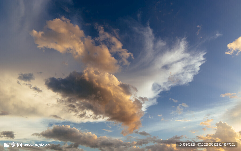 蓝天之上的绚丽云彩
