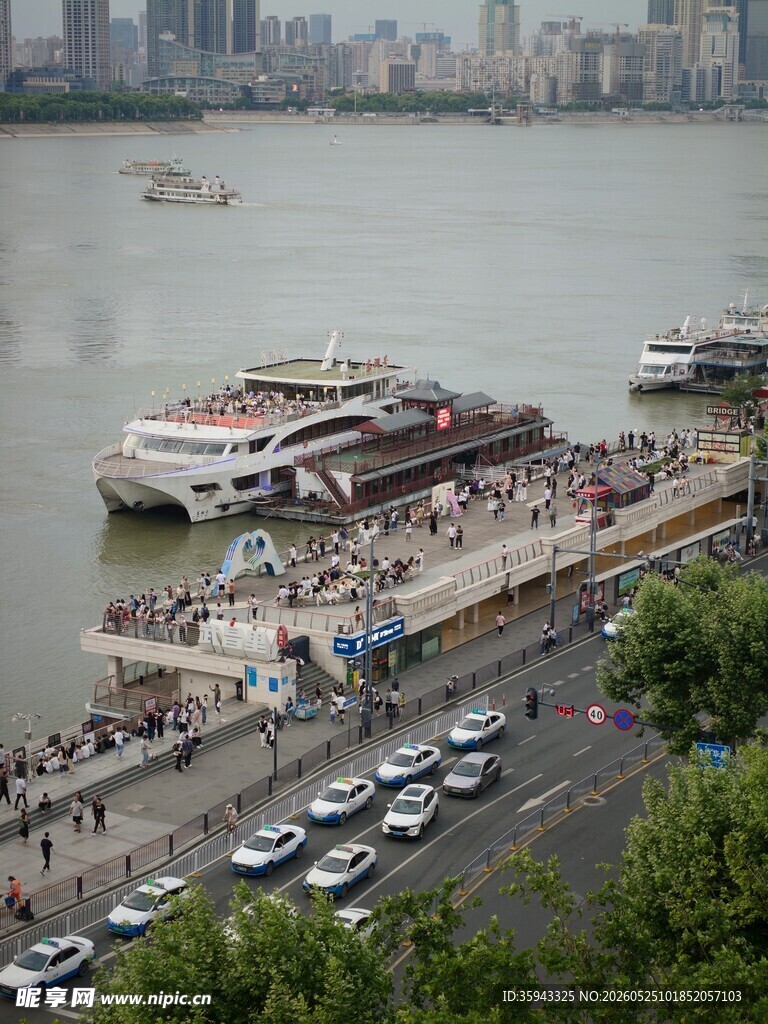 江边码头热闹景象