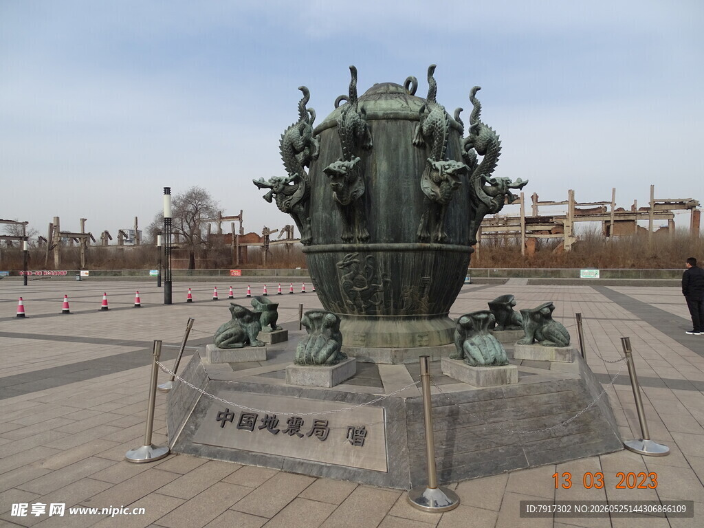 广场上的精美青铜地震仪雕塑