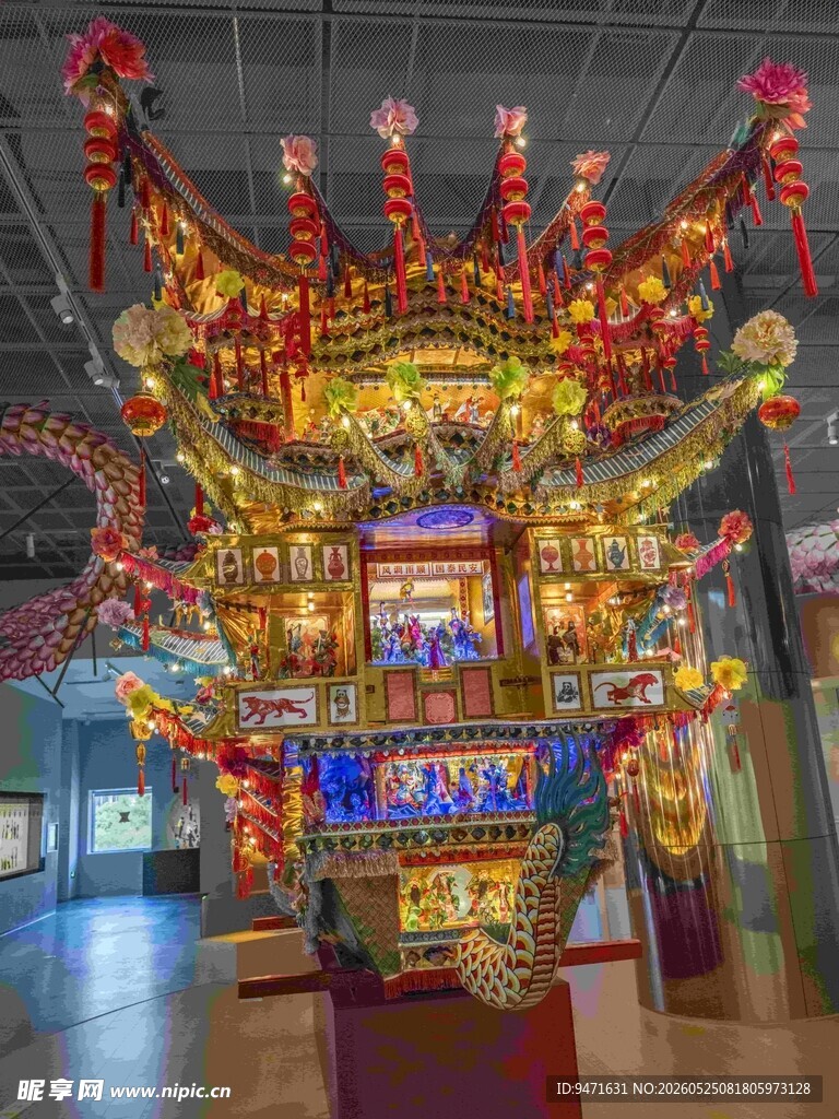 华丽传统中式花灯龙船