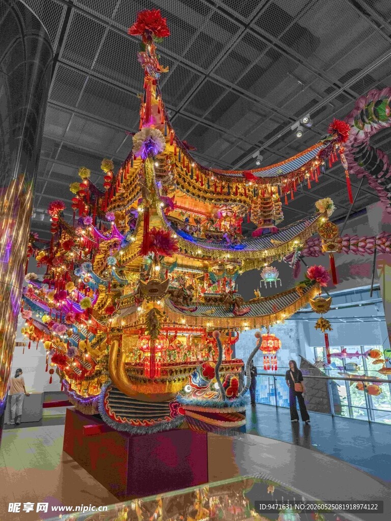 华丽传统龙船花灯