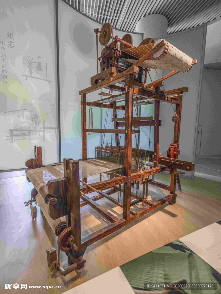 古代织布机模型展示