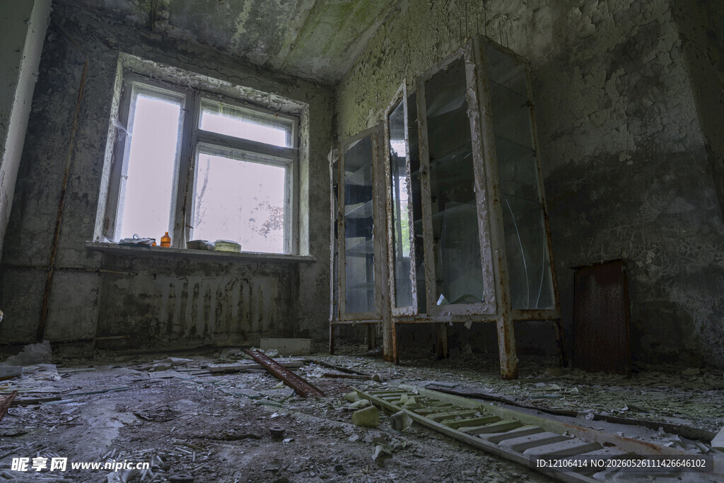 废弃房间内的破败景象
