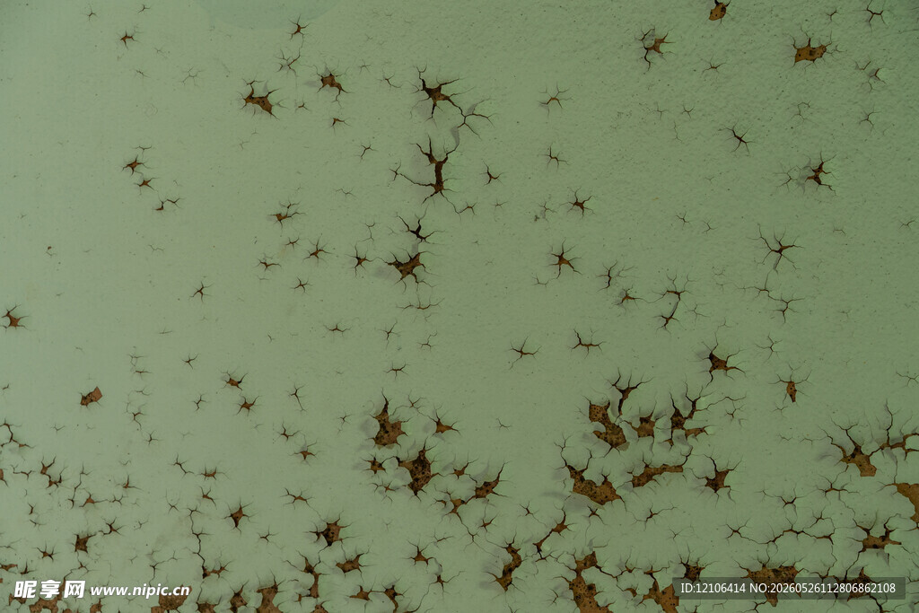斑驳锈迹的浅绿色金属表面