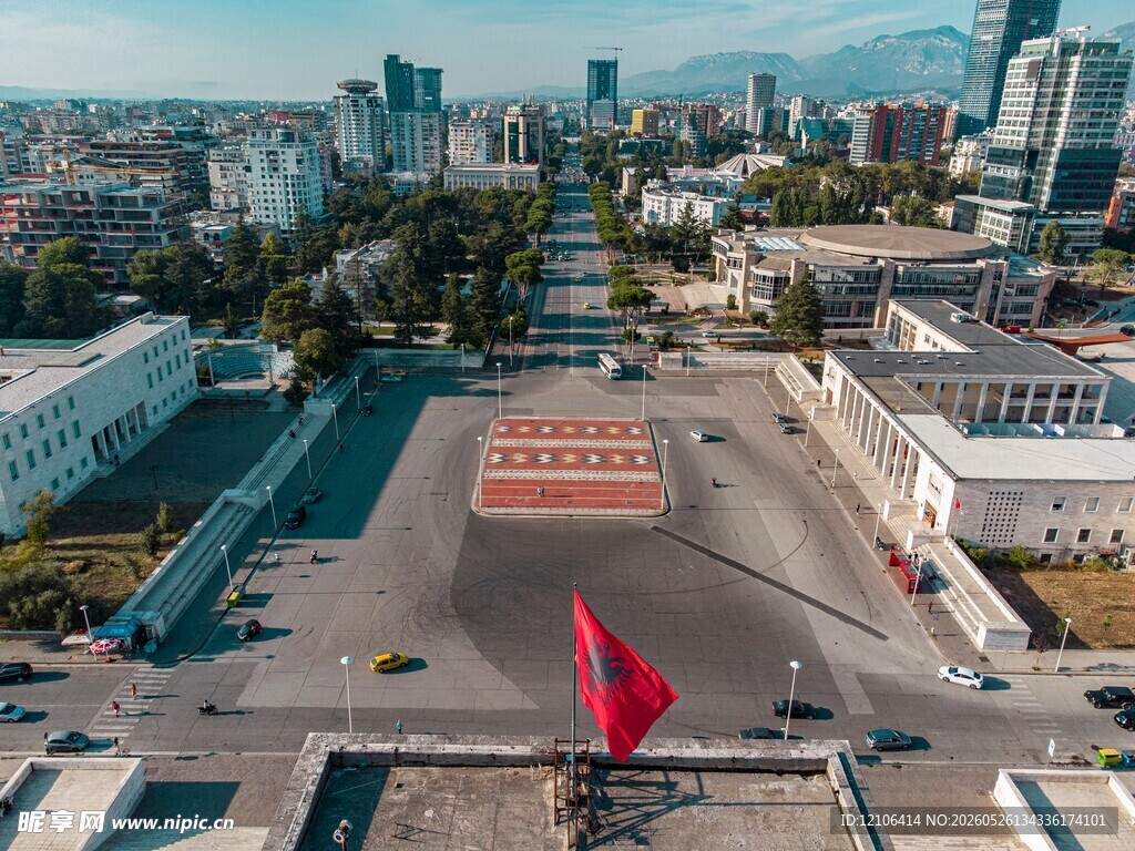 城市广场红旗飘扬景象