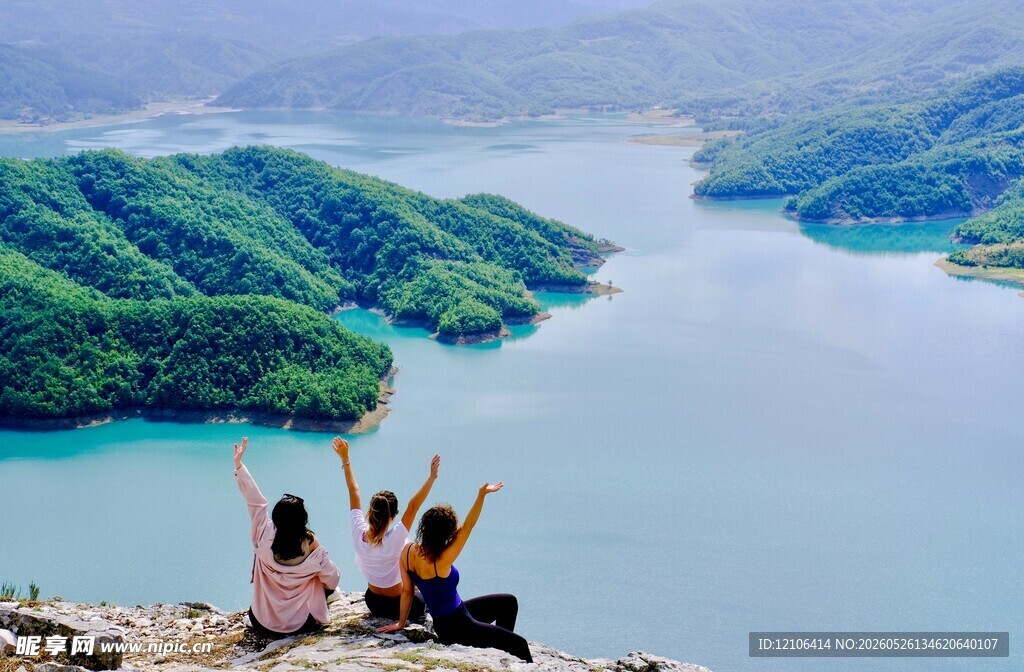 两人山顶赏湖景欢呼