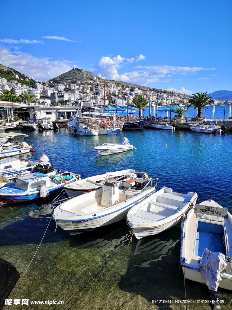 宁静海港中的停泊船只