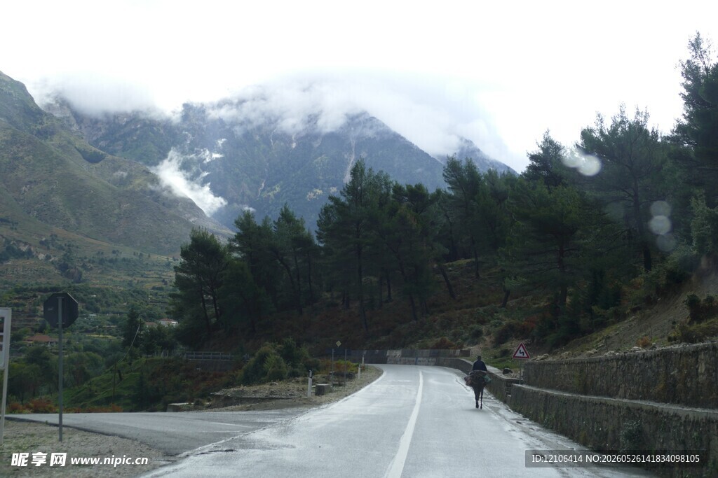 山间公路上的骑行者