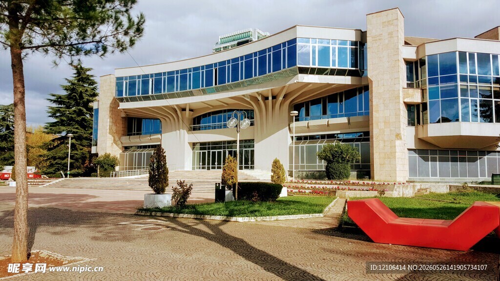 现代风格建筑前的休闲场景