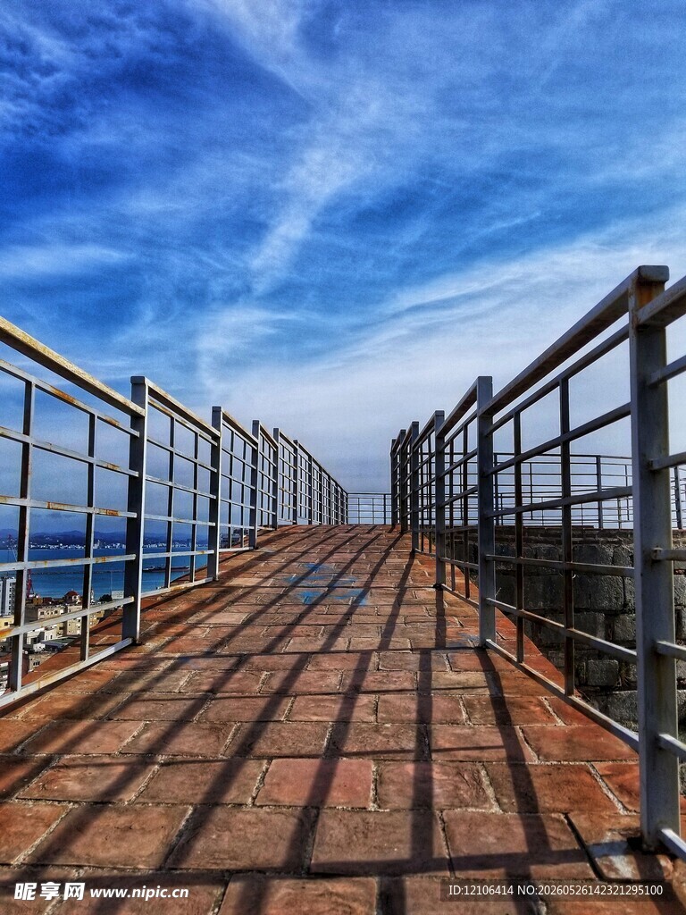 海上栈桥延伸向蓝天