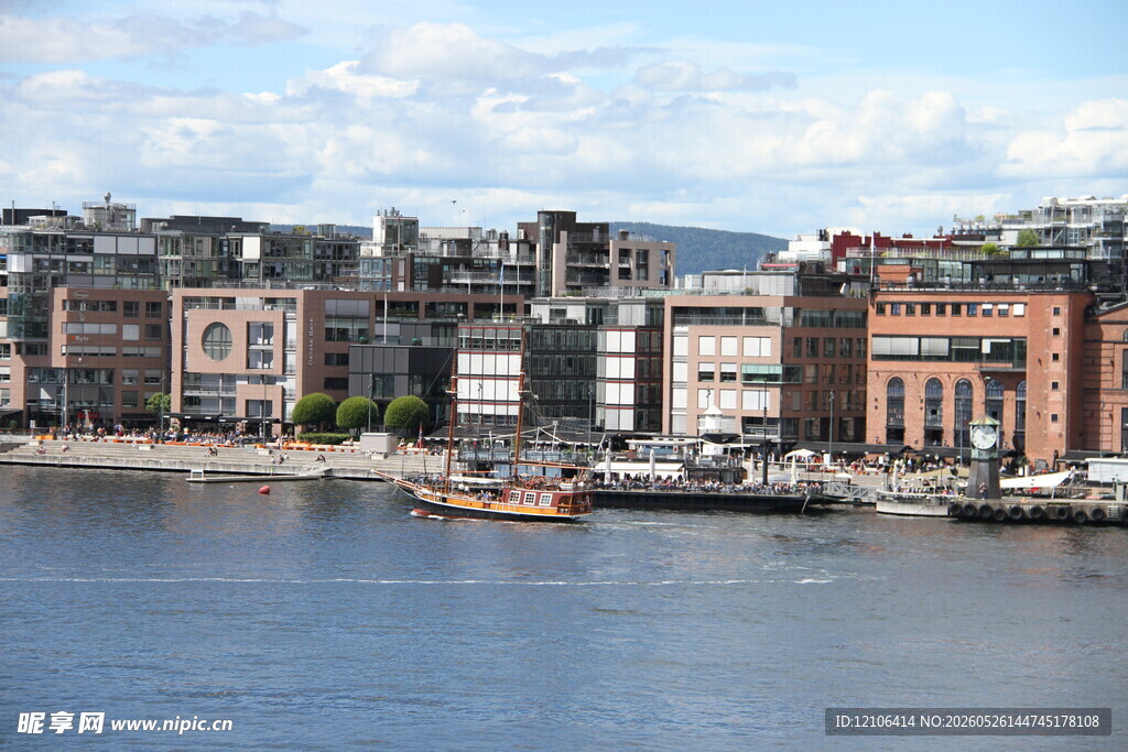 河畔城市风光