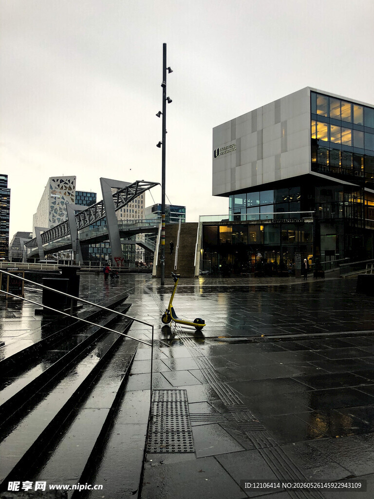 雨后城市建筑广场景象