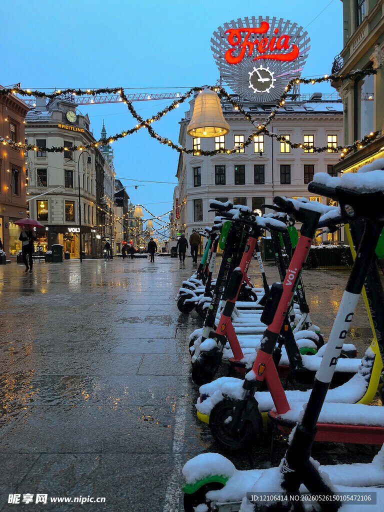 冬日城市街道的浪漫雪景