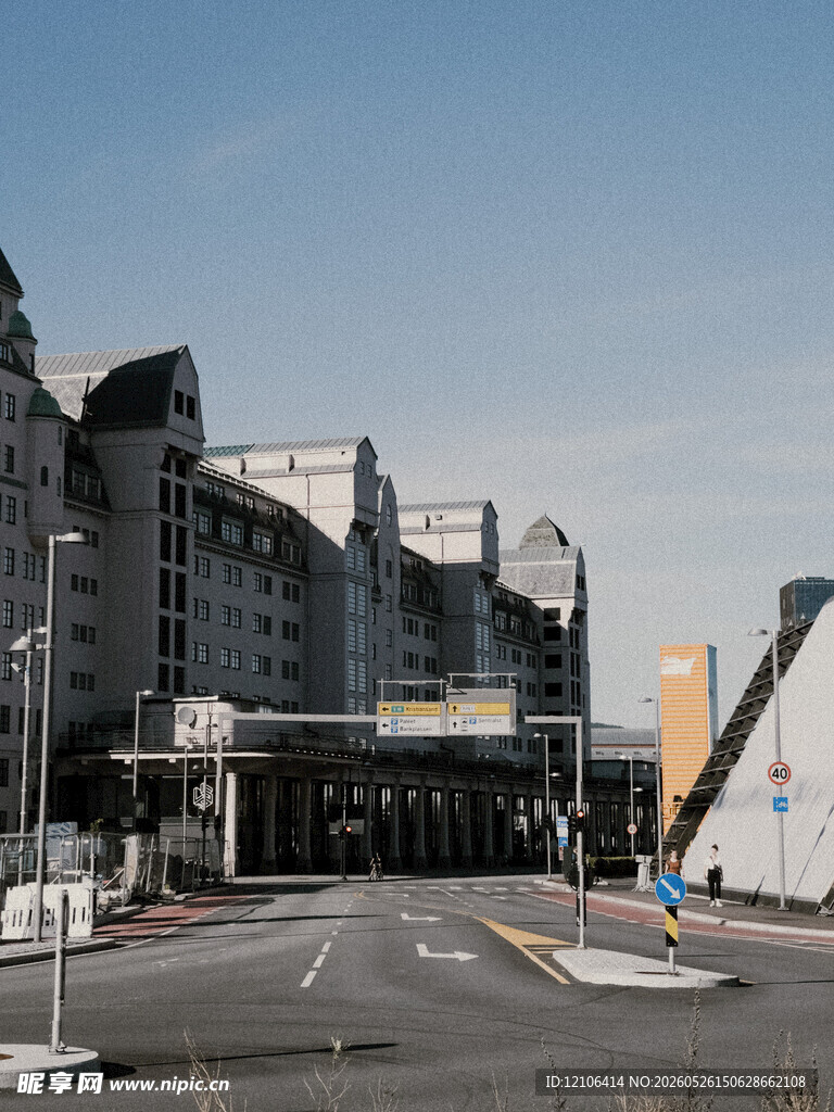 城市道路旁的宏伟建筑群