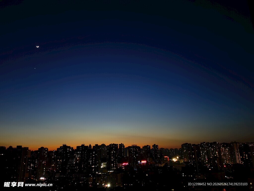 城市黄昏夜景天际线
