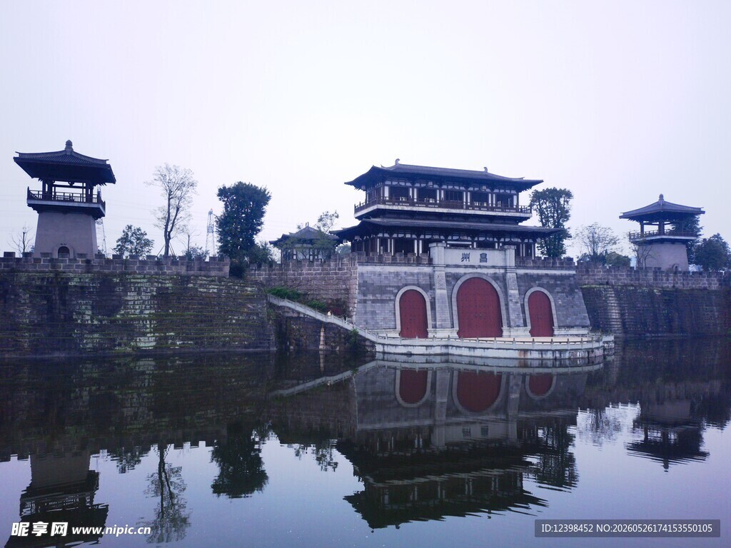 古风建筑映于平静湖水