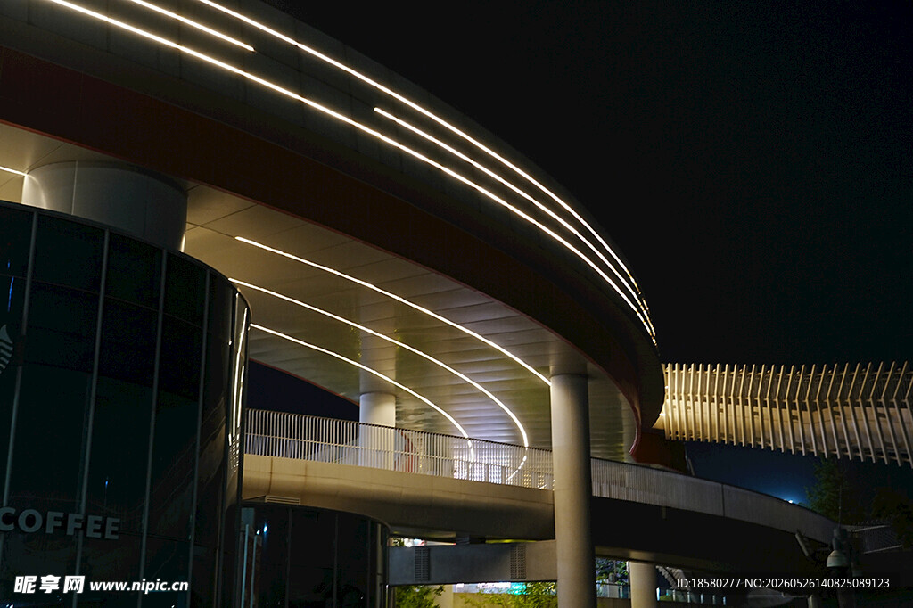 夜晚弧形建筑灯光景观