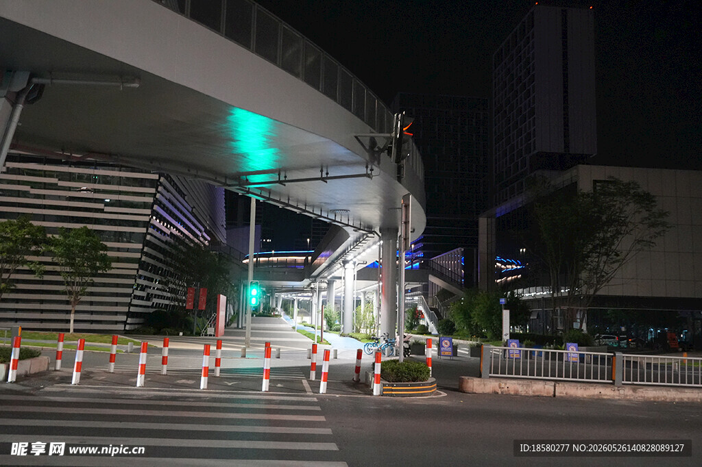 夜晚城市中的道路关卡