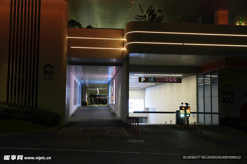 夜晚的建筑物入口景象