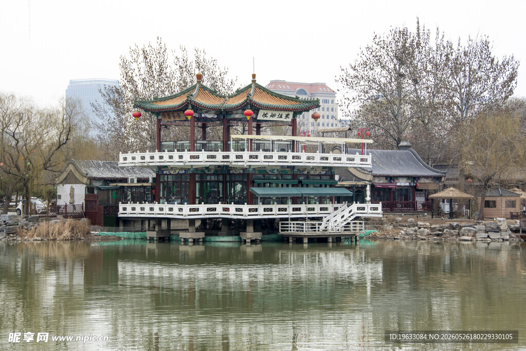 湖畔中式楼阁美景