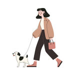 女人遛狗