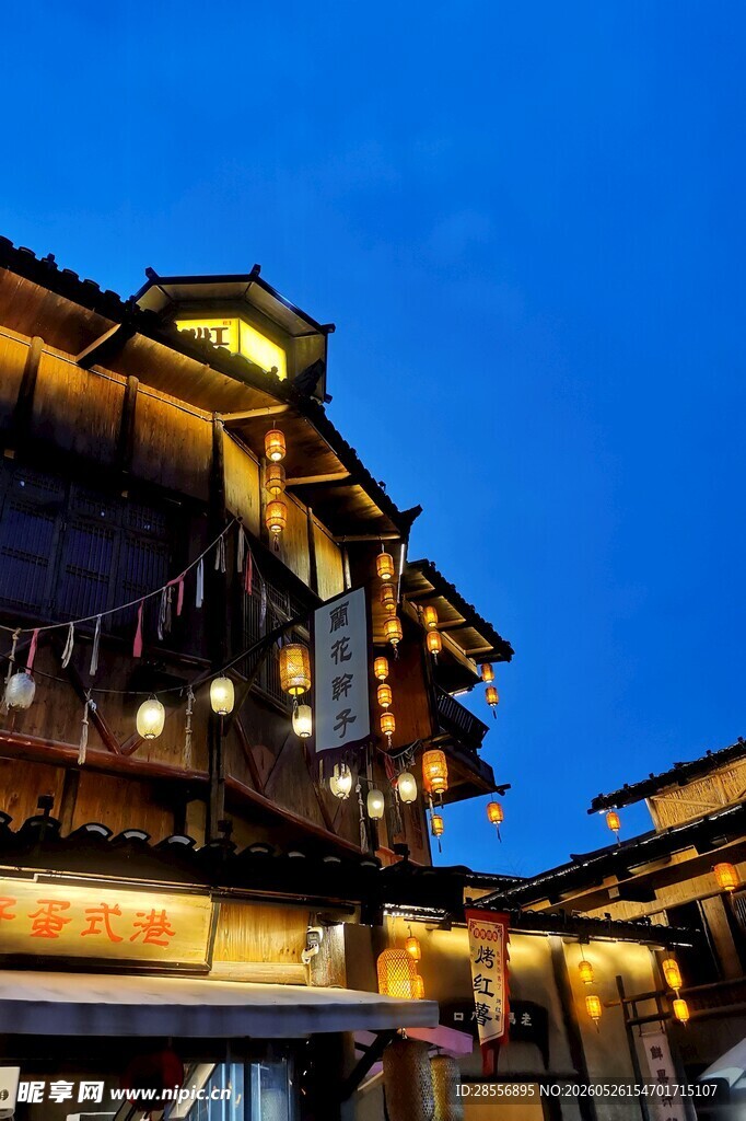古建夜景 灯火璀璨的魅力