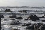 海浪拍击礁石的壮阔景象