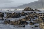 海边嶙峋礁石与翻涌海浪