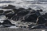 海边礁石与翻涌海浪