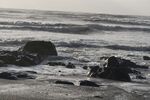 海边礁石与翻涌海浪