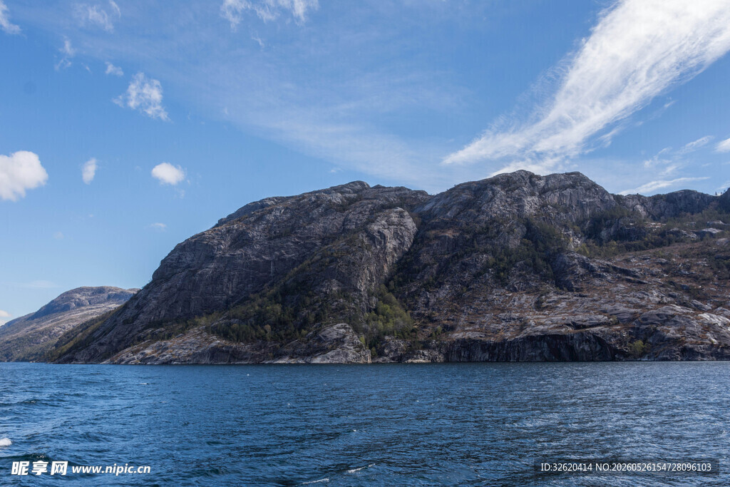 海边巍峨山峦与蓝天海景