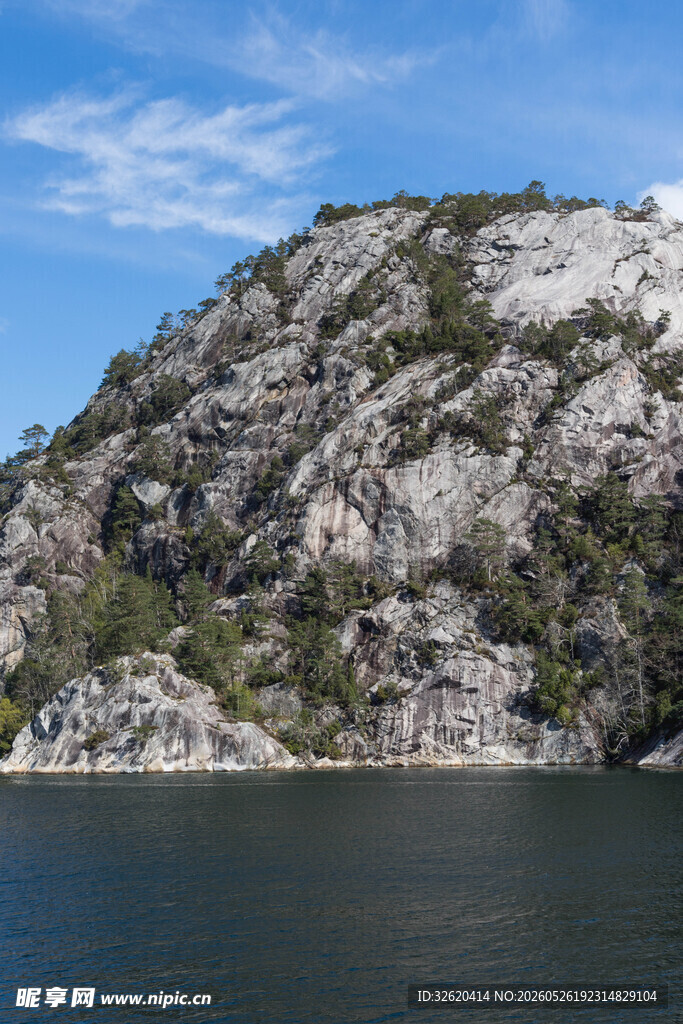 湖畔石山风景