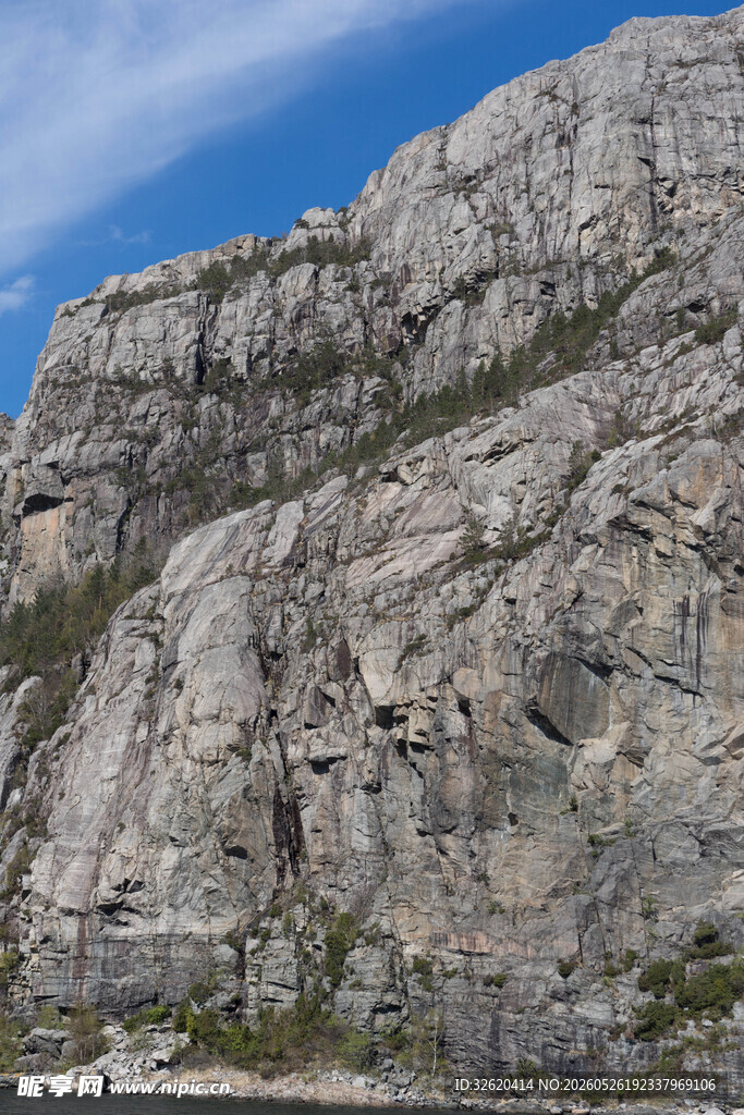 陡峭嶙峋的灰色岩石山峰