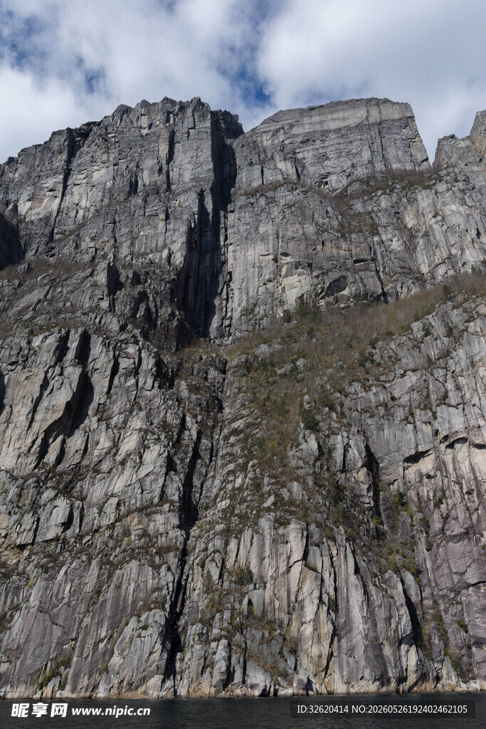 陡峭壮观的岩石山峰