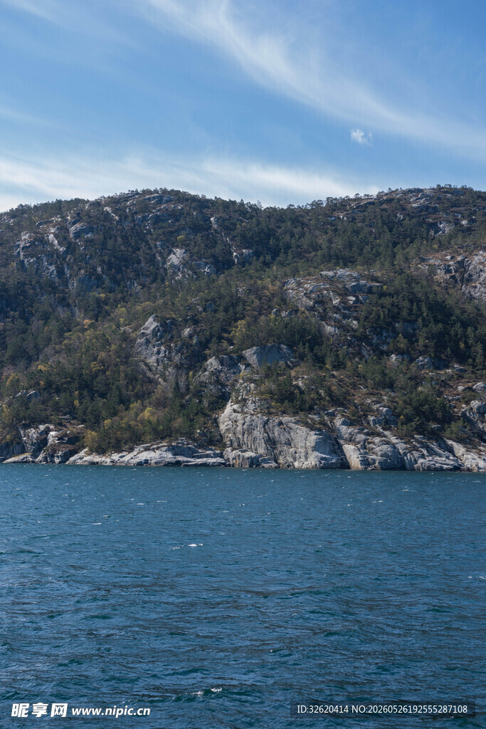 海边山峦与蔚蓝海水景观
