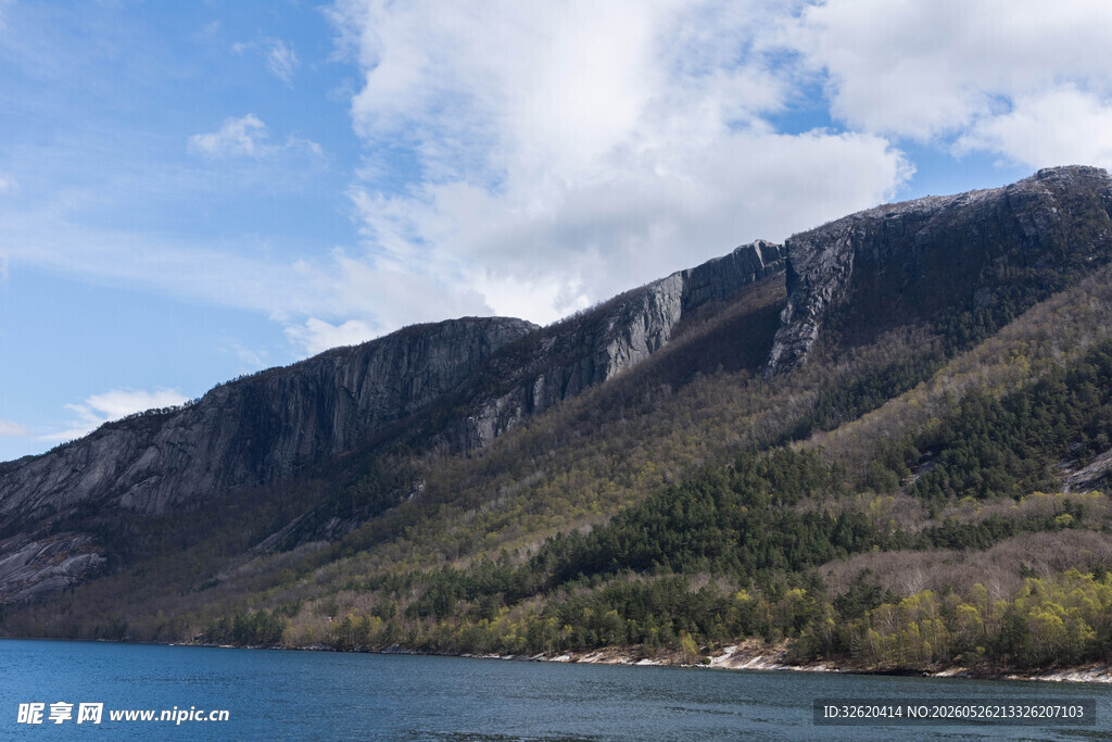 湖畔青山美景