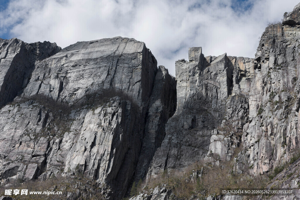 巍峨险峻的壮丽山峰