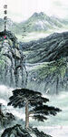 水墨山水间的孤松挺立