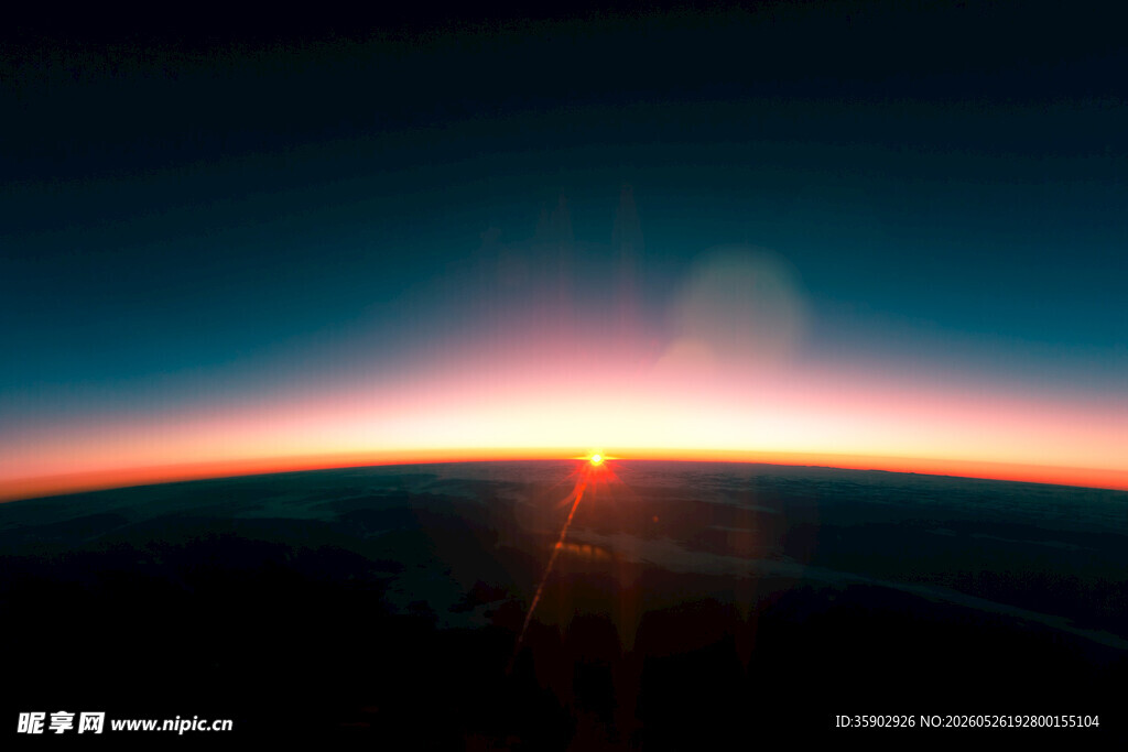 太空中的壮丽日出景象