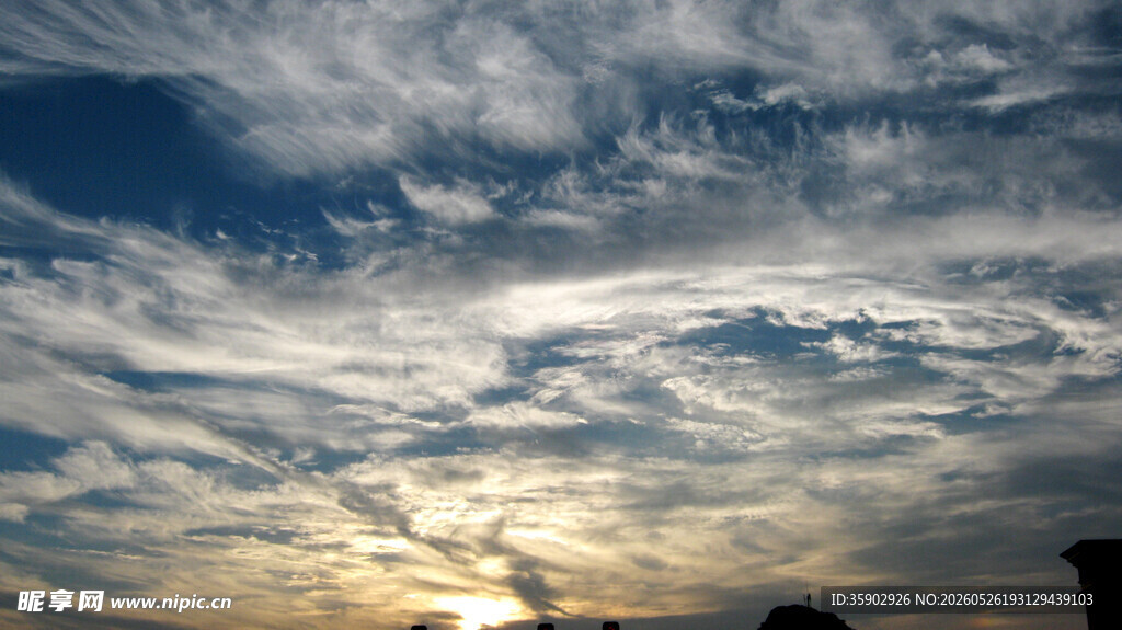 夕阳下的绚丽天空