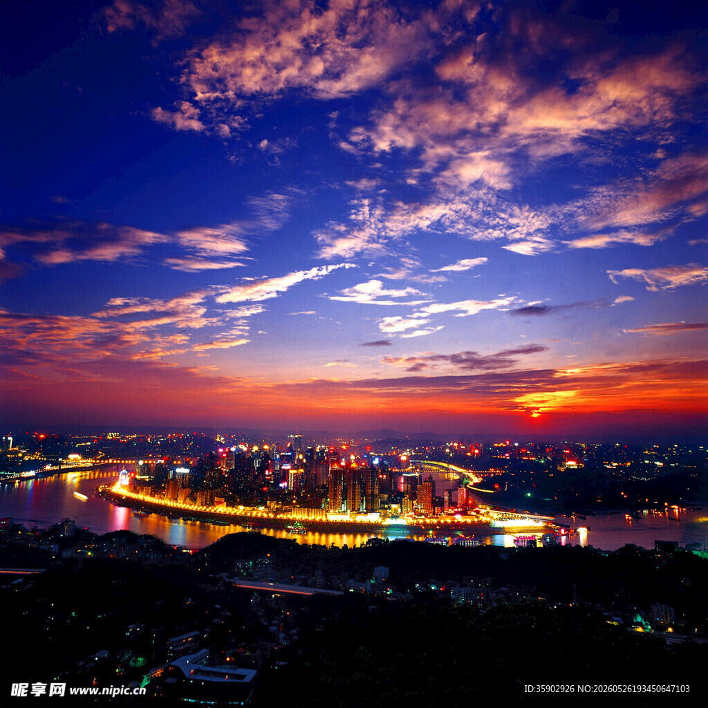 城市绚丽晚霞下的璀璨夜景
