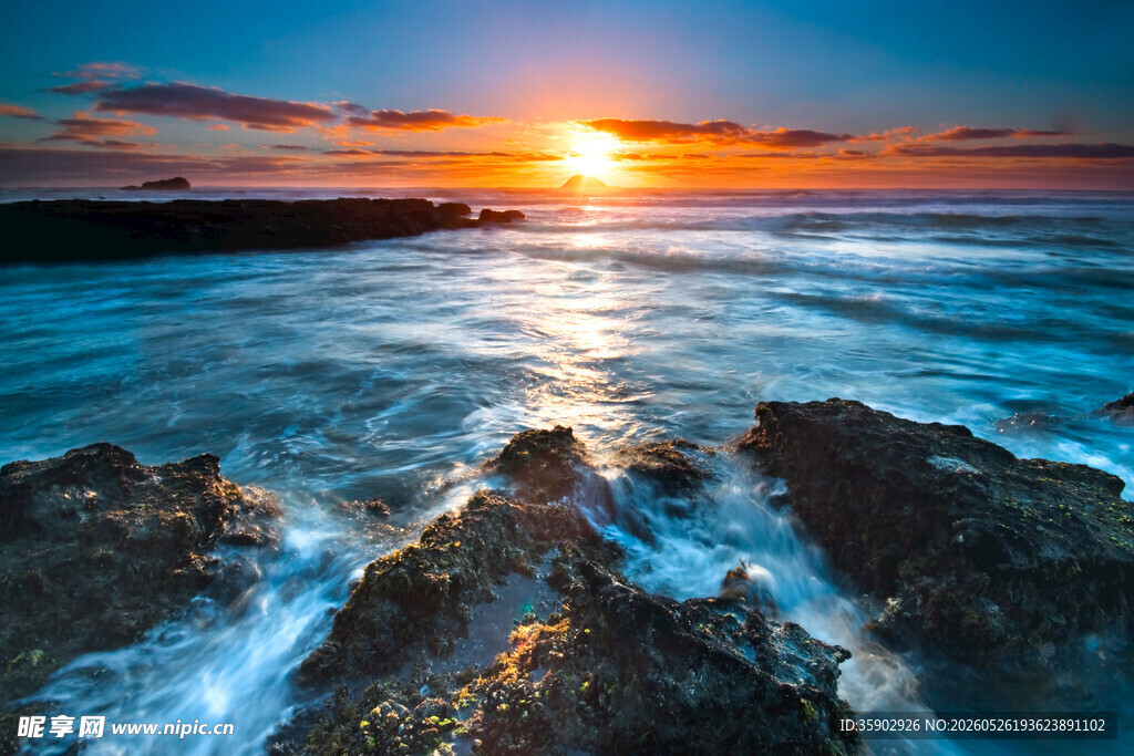 海边日落美景礁石海浪